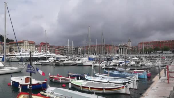 Vecchie barche classiche in legno nel vecchio porto. Nizza, Francia . — Video Stock