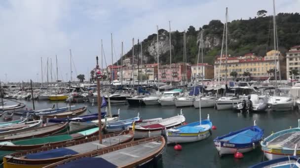 Antiguos barcos clásicos de madera en el viejo puerto. Niza, Francia . — Vídeo de stock