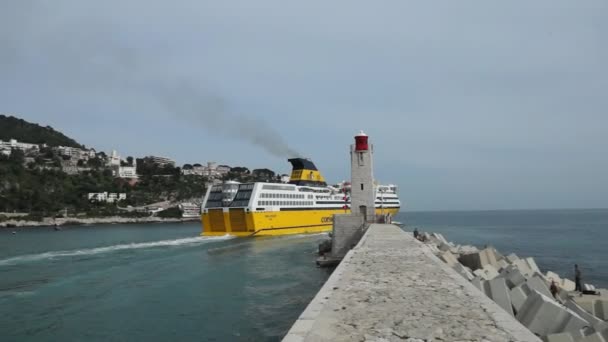 Ницца - Пассажирское судно отходит от порта — стоковое видео