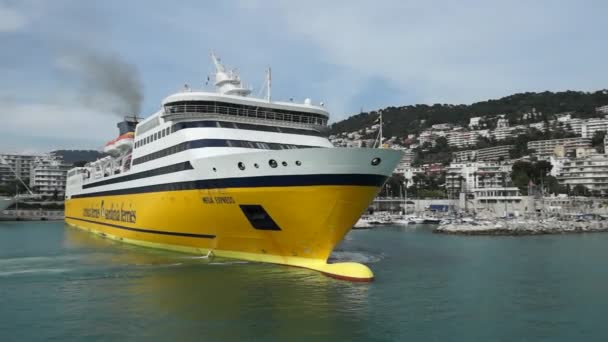 Schön - Passagierschiff legt im Hafen ab — Stockvideo