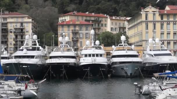 Byggnader och båtar i en hamn de Nice. Staden Nice, Frankrike. — Stockvideo