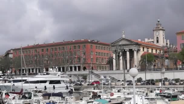Byggnader och båtar i en hamn de Nice. Staden Nice, Frankrike. — Stockvideo