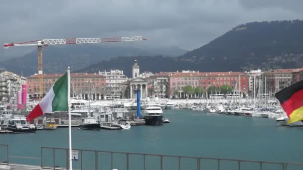 Edifici e barche all'interno di un Port de Nice. Città di Nizza, Francia . — Video Stock