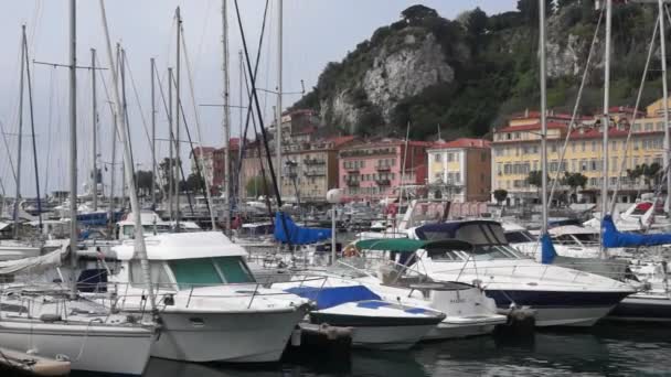 Byggnader och båtar i en hamn de Nice. Staden Nice, Frankrike. — Stockvideo