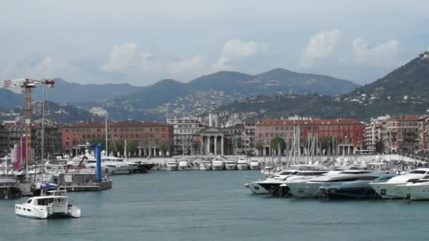 Edifícios e barcos dentro de um Porto de Nice. Cidade de Nice, França . — Vídeo de Stock