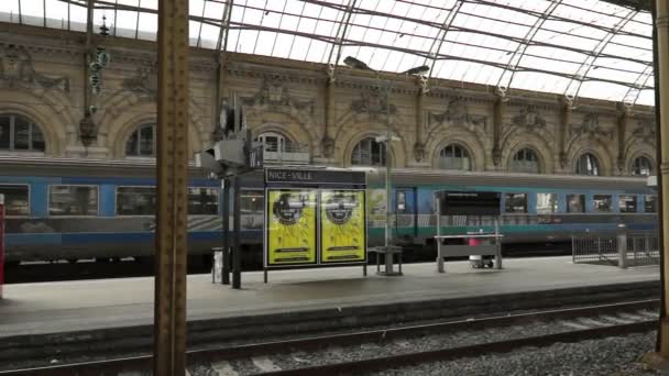 Ницца - Железнодорожный вокзал платформа Gare de Nice Ville — стоковое видео