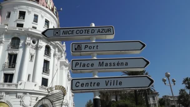 Road signpost against hotel in city of Nice, France — 비디오