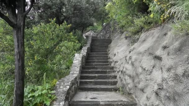 Escalera de piedra hasta la colina en la ciudad de Niza, Francia — Vídeos de Stock