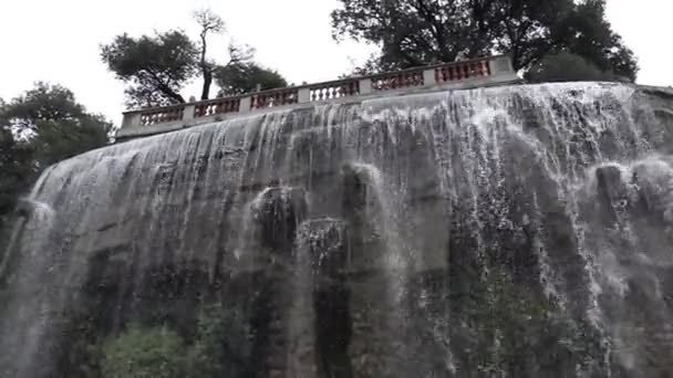 Wasserfallstadt schön in Frankreich. — Stockvideo