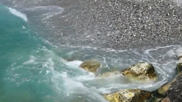 Dalgalar Kaya 'da Kırılıyor — Stok video