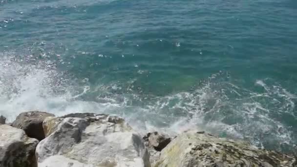 Hullámok törnek a sziklán — Stock videók