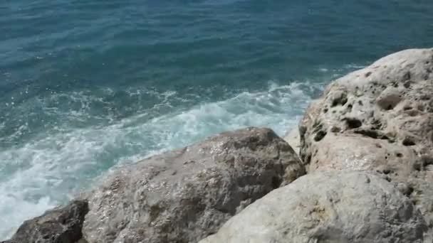 Hullámok törnek a sziklán — Stock videók