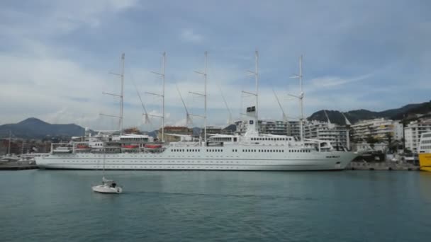 Nizza - Nave passeggeri bianca al porto — Video Stock