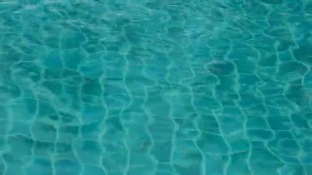 Agua azul de la piscina en la piscina — Vídeo de stock