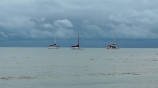 Mar tropical con barcos en el horizonte — Vídeos de Stock