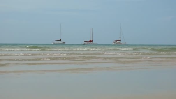 Mar tropical con barcos en el horizonte — Vídeos de Stock