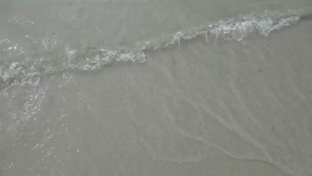 Olas de agua en la playa — Vídeos de Stock
