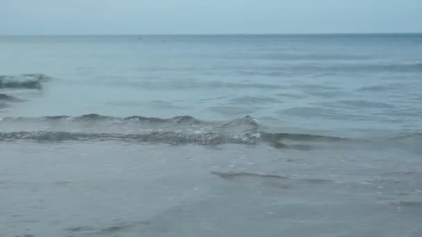 Olas de agua en la playa — Vídeo de stock