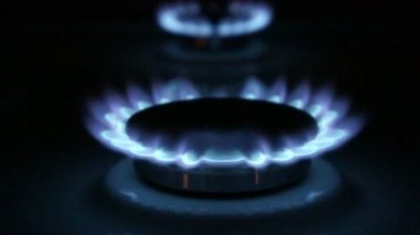 mavi alev yanan bir doğal gaz.