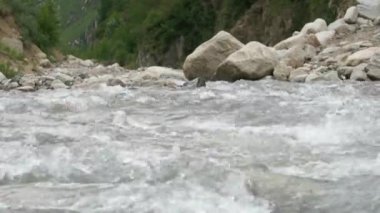 dağ nehir taşları ile