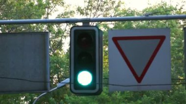 Trafik ışığı kırmızı, sarı ve yeşil renk