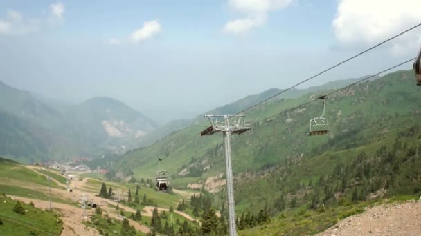 Seilbahn durch die Alpen im Sommer — Stockvideo