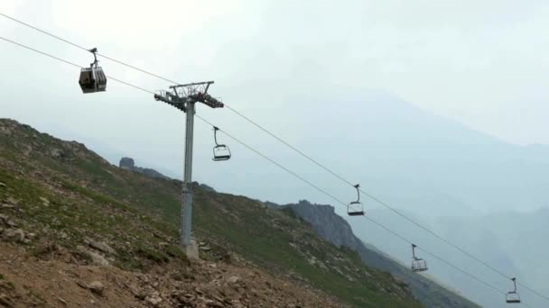 Teleférico através das montanhas dos Alpes no verão — Vídeo de Stock