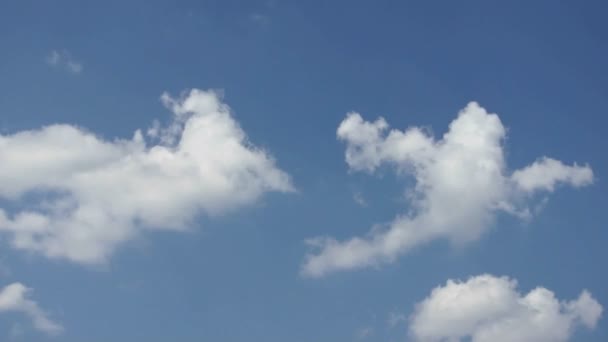 Weiße Gewitterwolken über blauem Himmel. Zeitraffer-Clip. — Stockvideo