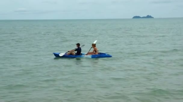 Casal de família de caiaque no mar tropical — Vídeo de Stock