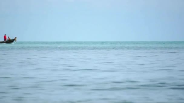 Bateau de pêche avec pêcheurs en mer le matin — Video