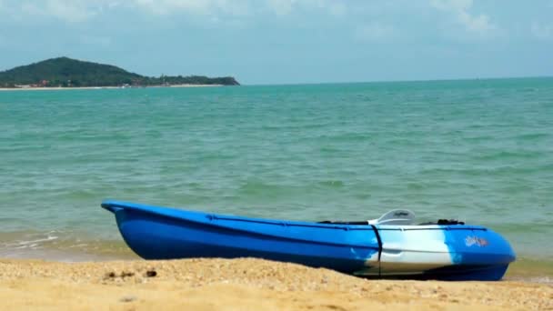 Kayak seul sur la côte tropicale — Video