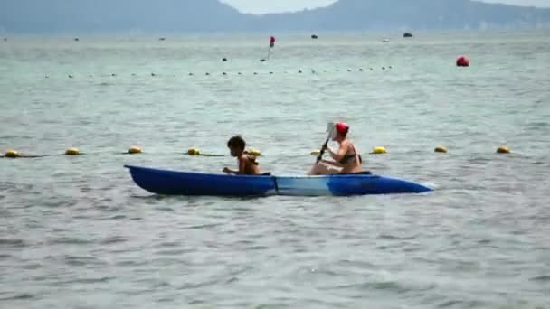 Mother and son kayaking at tropical sea — Stock Video