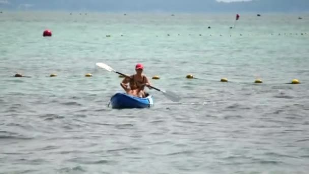 Mutter und Sohn beim Kajakfahren auf tropischem Meer — Stockvideo