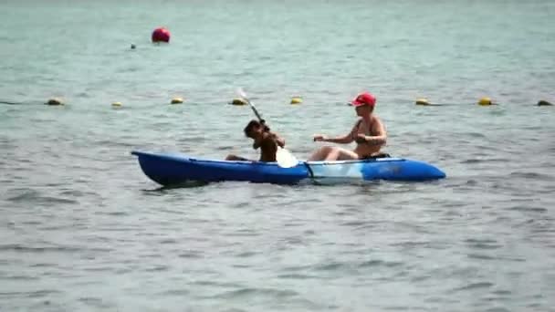 Mãe e filho caiaque no mar tropical — Vídeo de Stock