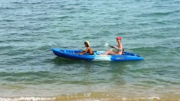 Mãe e filho caiaque no mar tropical — Vídeo de Stock