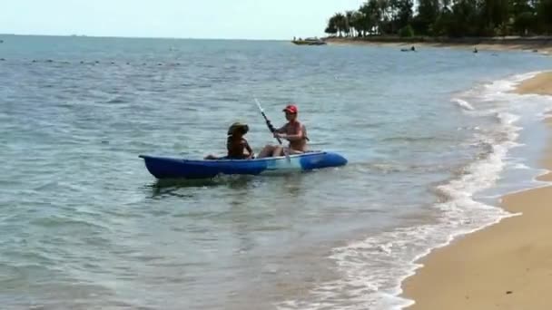 Kayak mère et fils en mer tropicale — Video