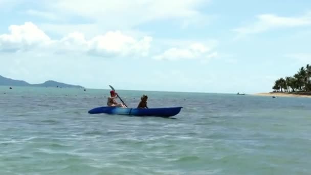 Mãe e filho caiaque no mar tropical — Vídeo de Stock