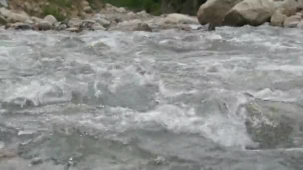 Horská řeka s kameny — Stock video