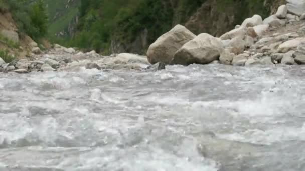 Berg flod med stenar — Stockvideo