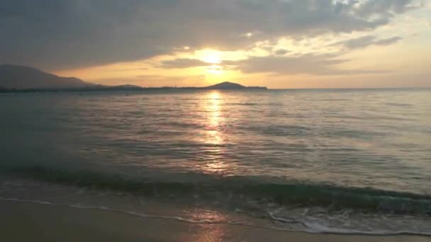 Tropikalne morze o zachodzie słońca, zawiera audio — Wideo stockowe