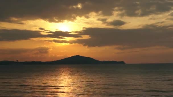 在夕阳下，游戏中时光倒流的热带海 — 图库视频影像