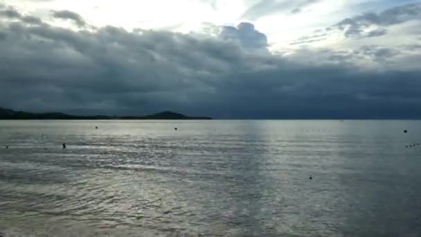 Tropisches Meer vor Sturm am Abend — Stockvideo