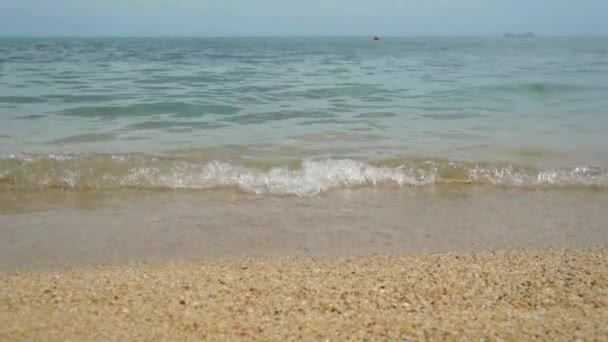 熱帯の静かな海の水面の波と砂のビーチ — ストック動画
