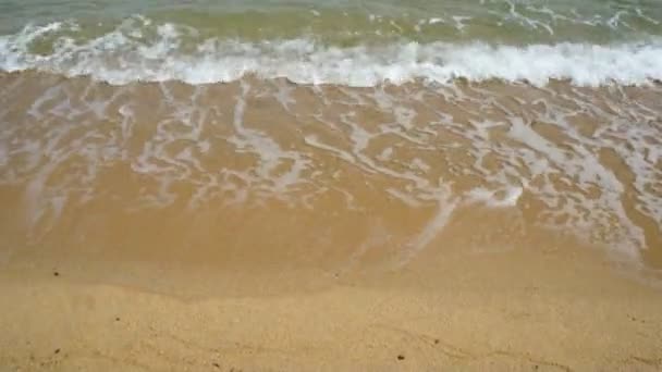 Olas de agua en la playa — Vídeo de stock