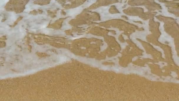 vagues d'eau sur la plage