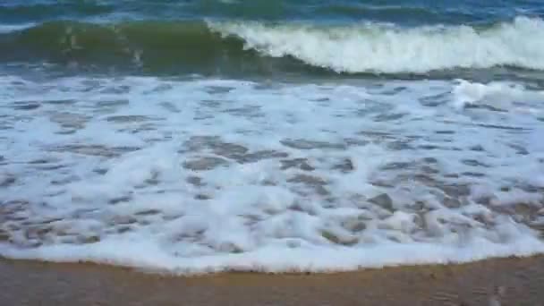 Olas de agua en la playa — Vídeo de stock