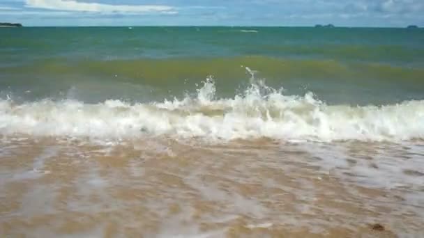 Olas de agua en la playa — Vídeos de Stock