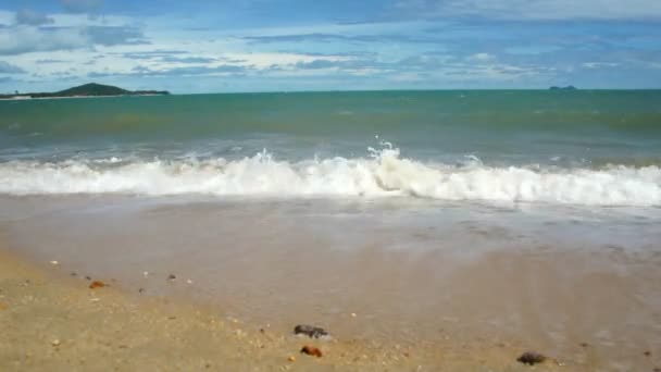 Olas de agua en la playa — Vídeos de Stock