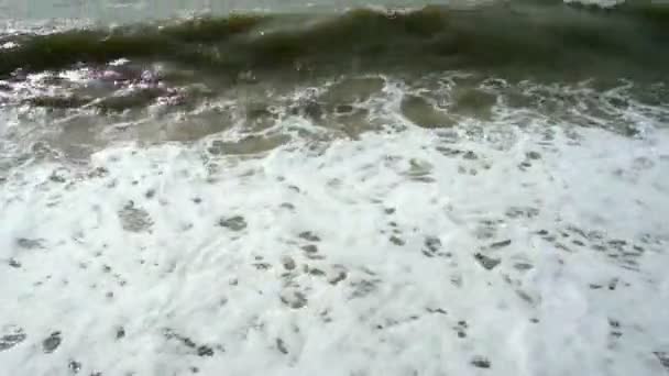 Ondas de água na praia — Vídeo de Stock