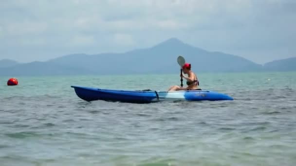 Kayak femme à la mer tropicale — Video